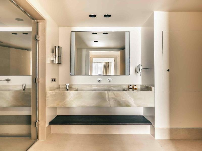 Mondovi Luxury Suites image