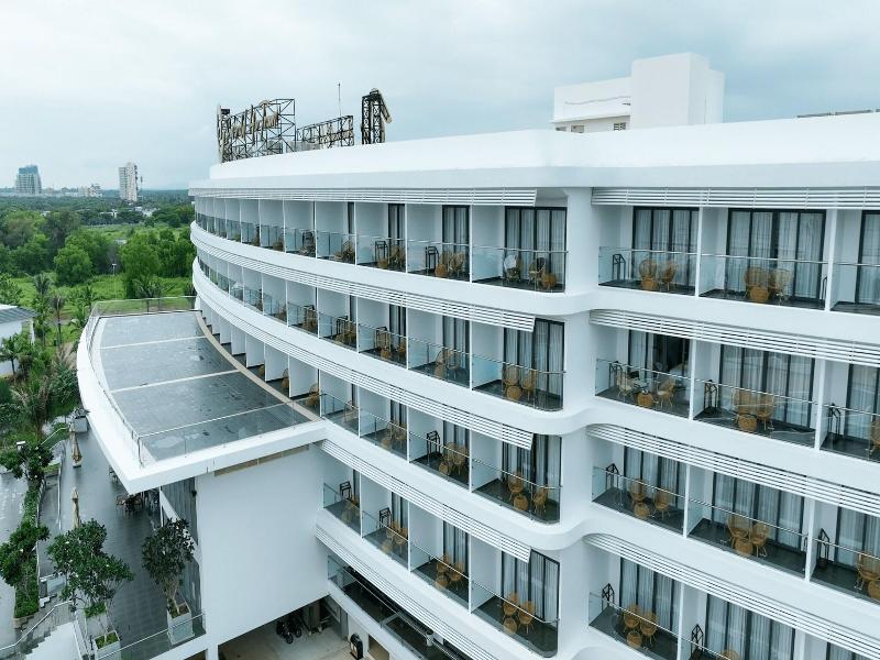 Emerald Ho Tram Resort image