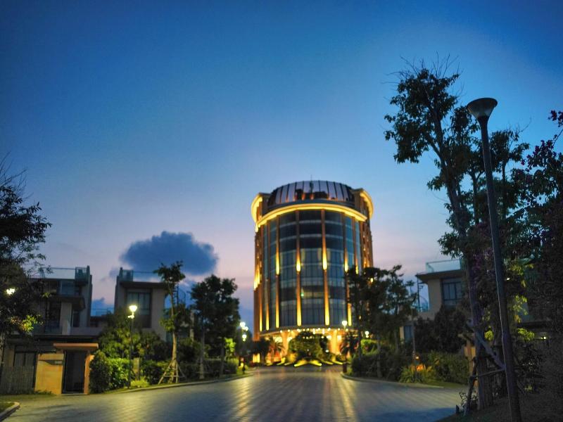 Seascape Villas In Long Beach Cam Ranh image