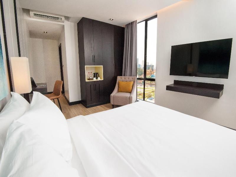 Glow Park Hotel Grand Royal Palace image