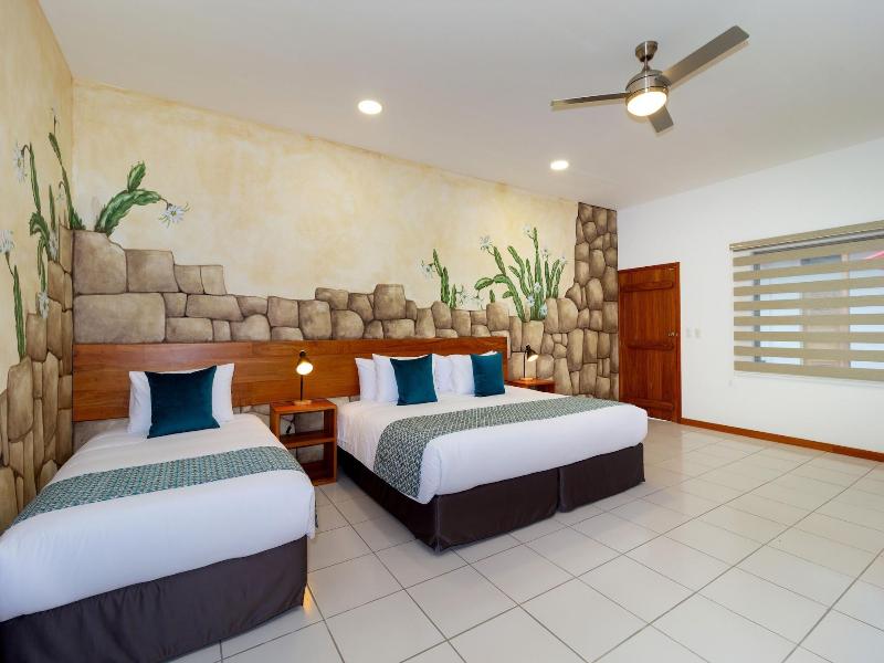 Plaza Luna Suites image
