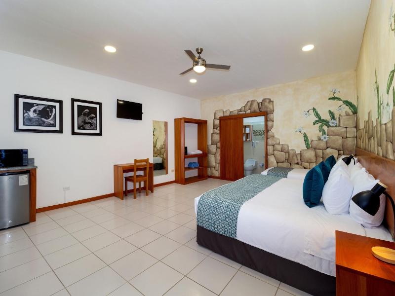Plaza Luna Suites image