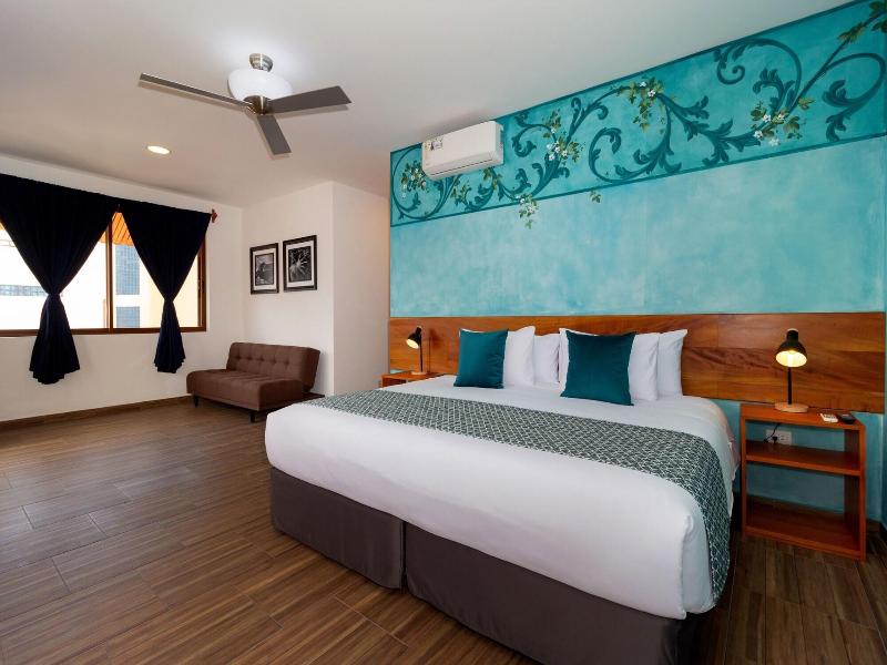 Plaza Luna Suites image