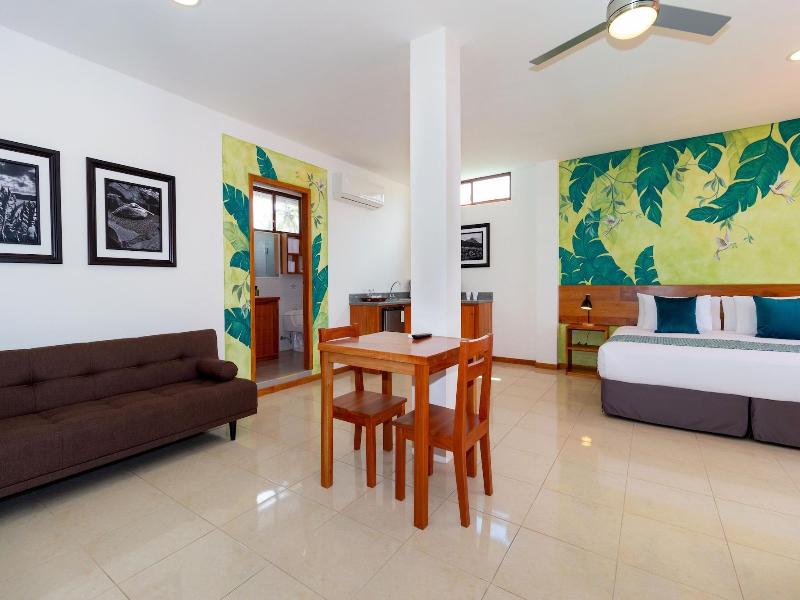 Plaza Luna Suites image