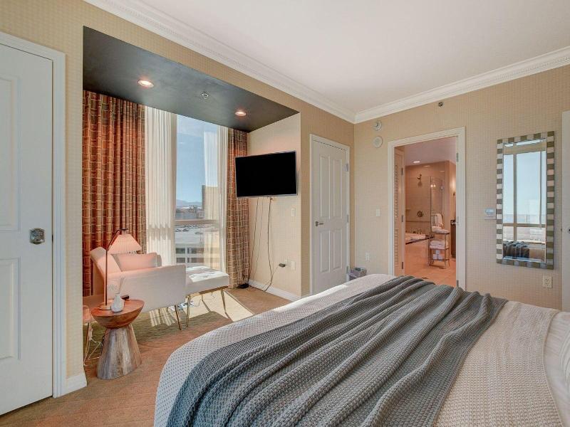 Luxe 702 Mgm Signature 1 Br 2 Bth Suite image
