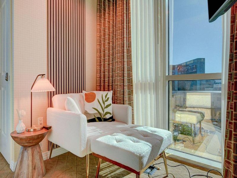 Luxe 702 Mgm Signature 1 Br 2 Bth Suite image