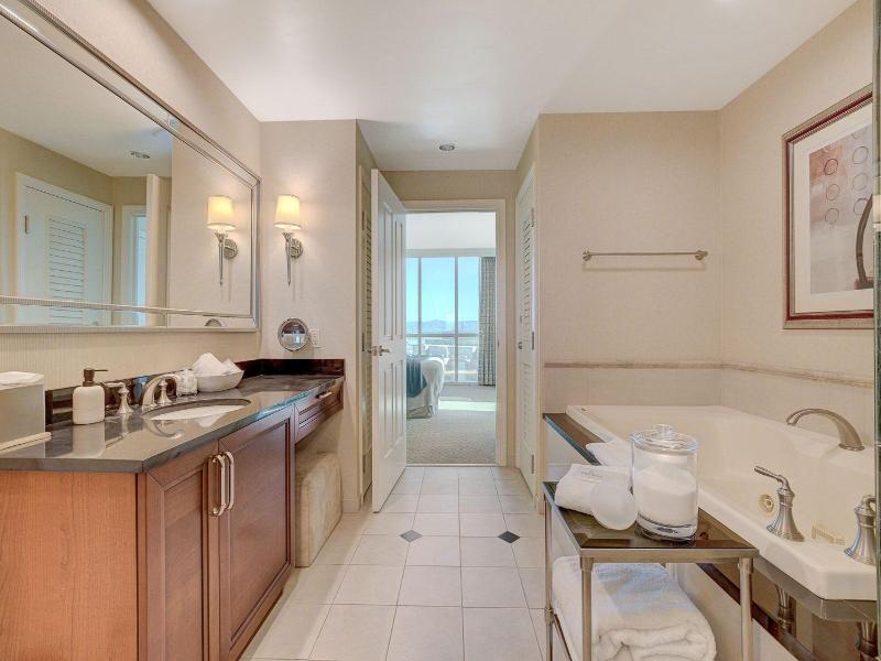 Luxe 702 Mgm Signature 1 Br 2 Bth Suite image