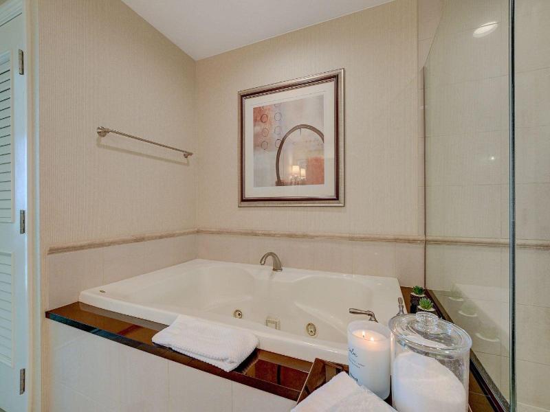 Luxe 702 Mgm Signature 1 Br 2 Bth Suite image