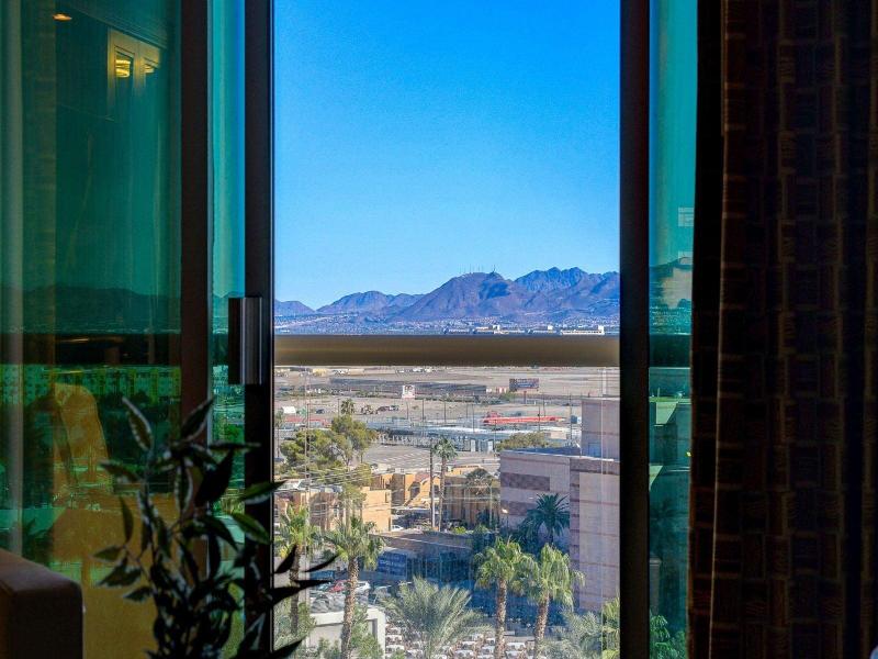 Luxe 702 Mgm Signature 1 Br 2 Bth Suite image
