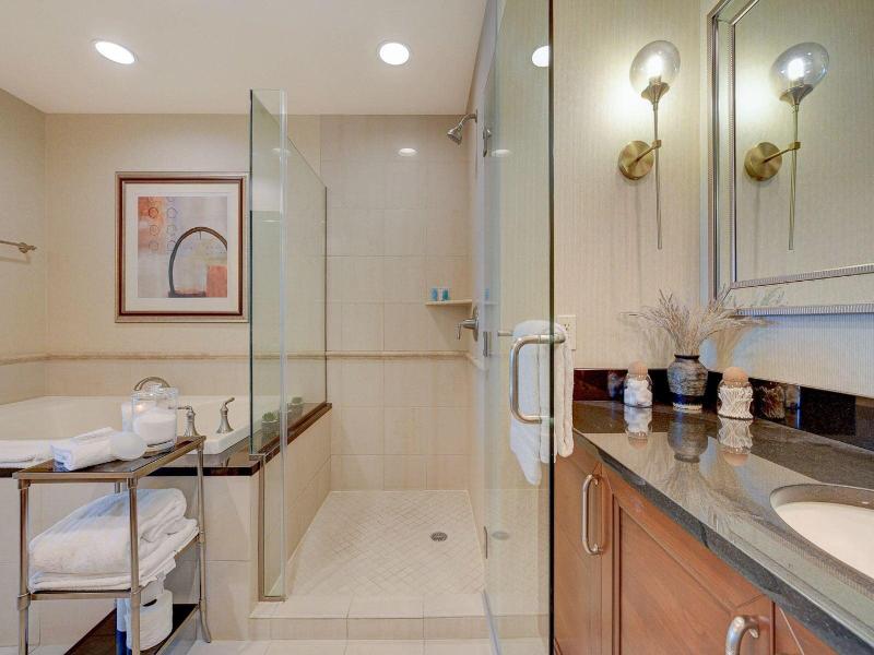 Luxe 702 Mgm Signature 1 Br 2 Bth Suite image