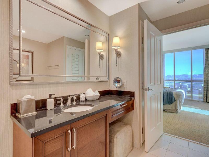 Luxe 702 Mgm Signature 1 Br 2 Bth Suite image