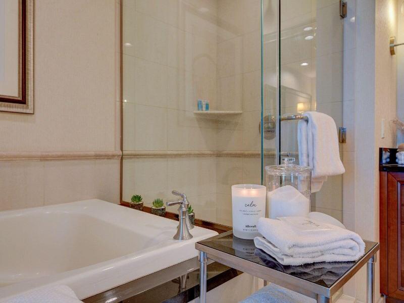 Luxe 702 Mgm Signature 1 Br 2 Bth Suite image