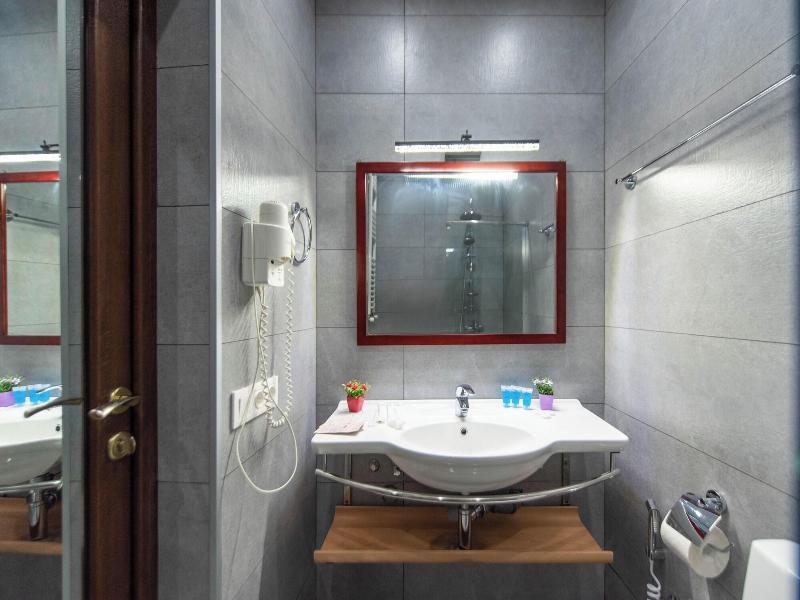 Kraveli Hotel image