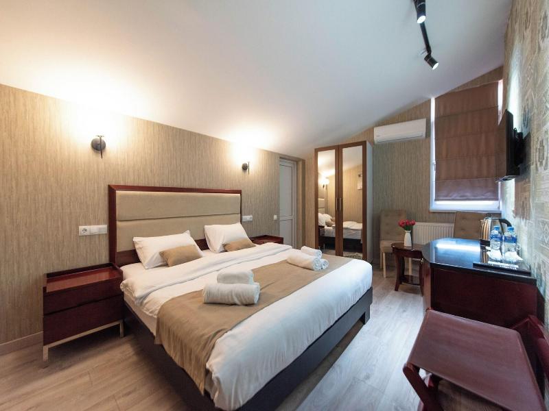 Kraveli Hotel image