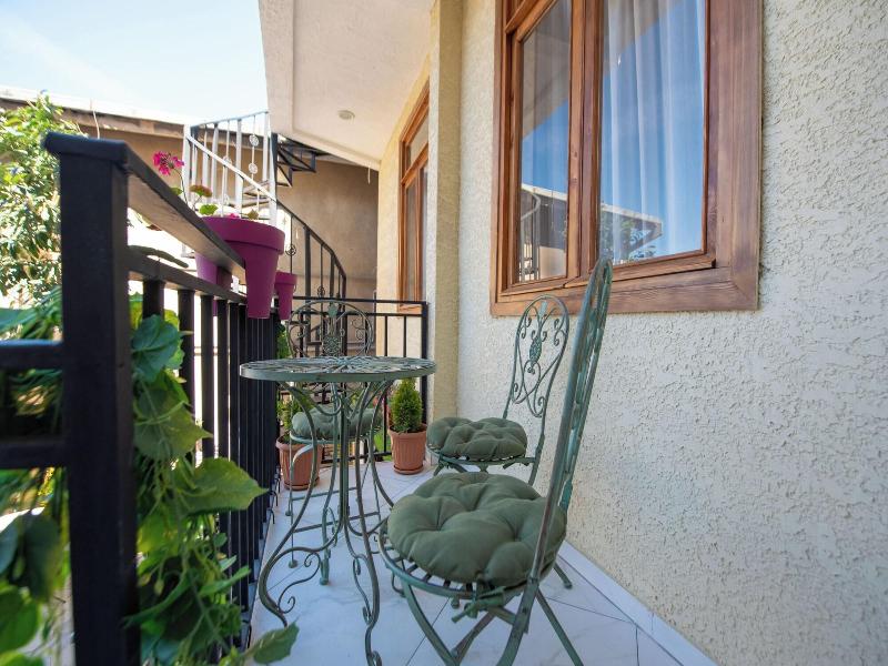 Kraveli Hotel image