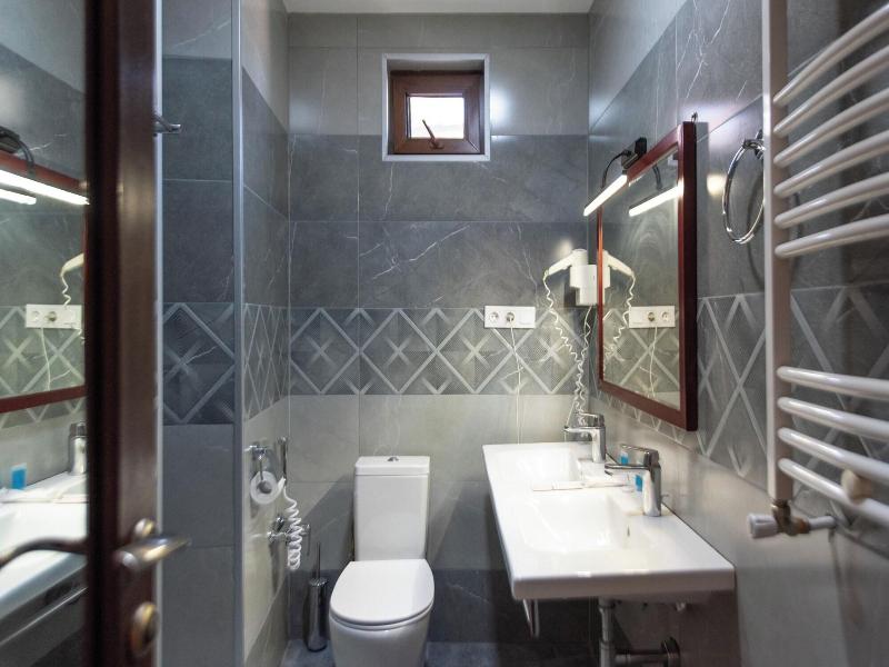 Kraveli Hotel image