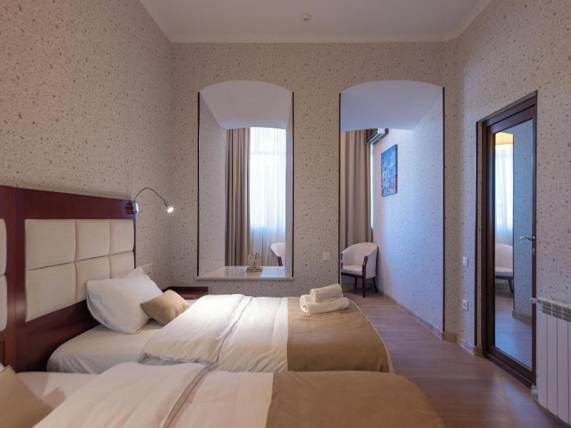 Kraveli Hotel image