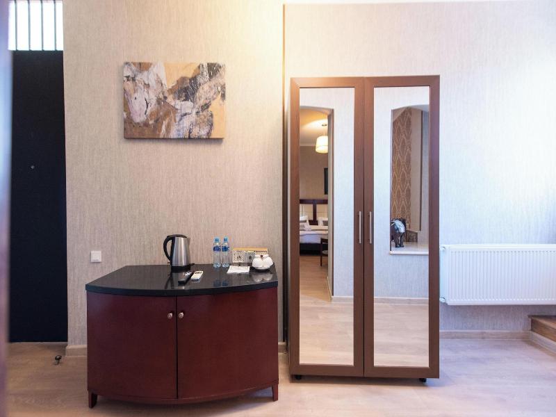 Kraveli Hotel image