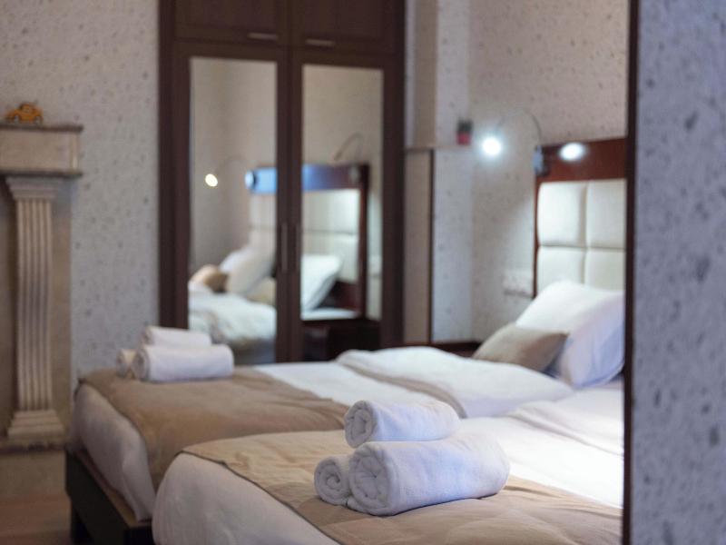 Kraveli Hotel image