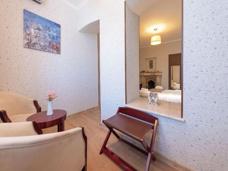 Kraveli Hotel image