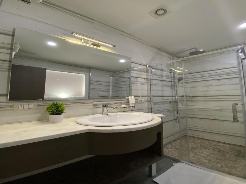 Doanesia Premium Hotel & Spa image