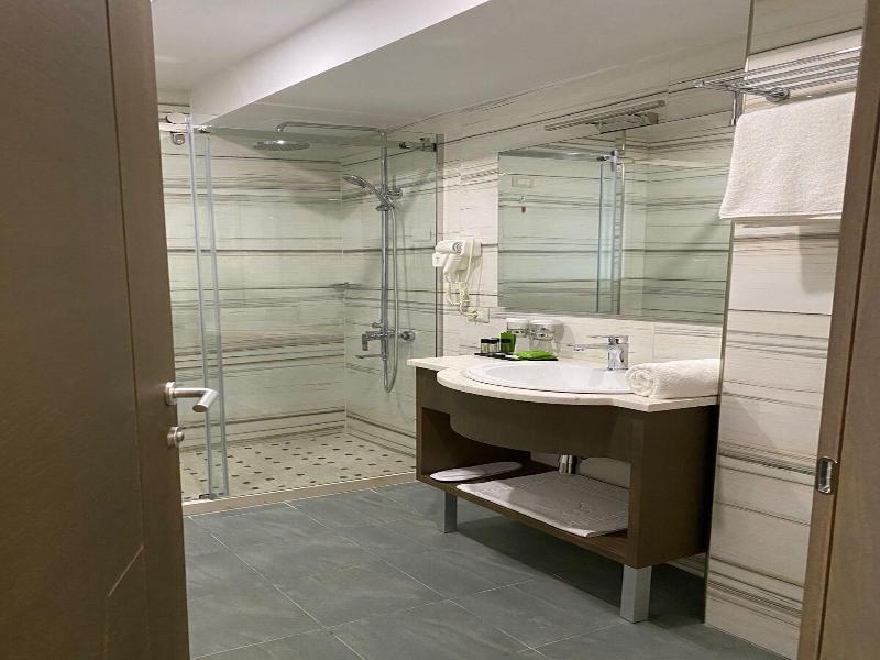 Doanesia Premium Hotel & Spa image