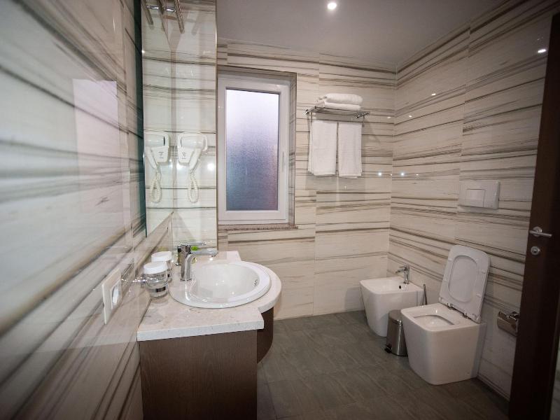 Doanesia Premium Hotel & Spa image