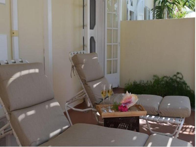 DOUBLE GARDEN VIEW KING BED