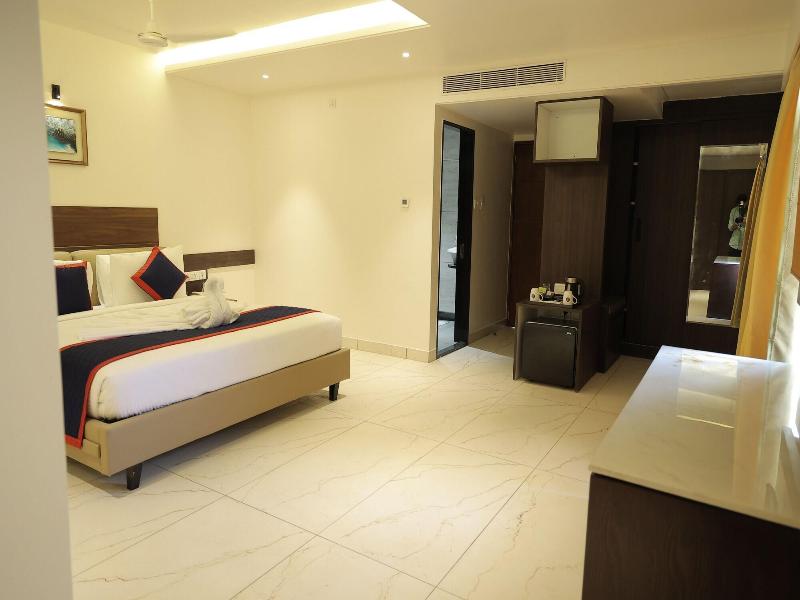 FAMILY ROOM QUEEN SIZE BED