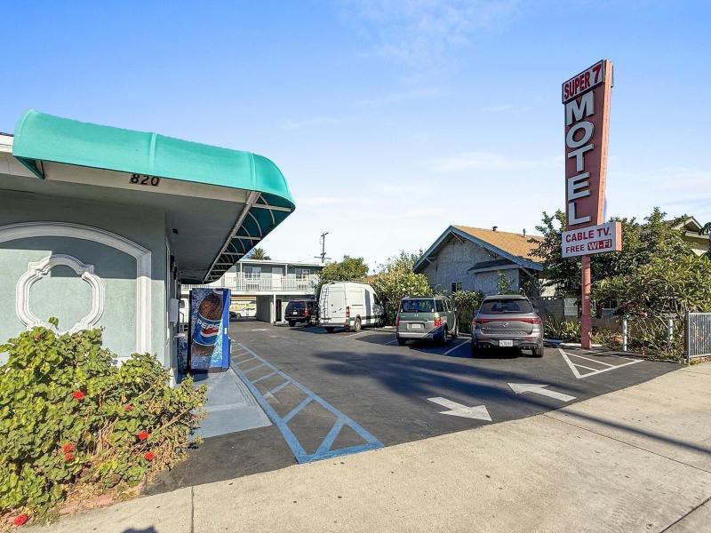 Super 7 Motel image