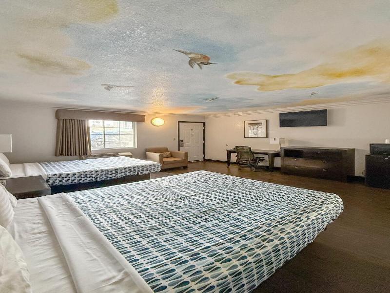 Super 7 Motel image