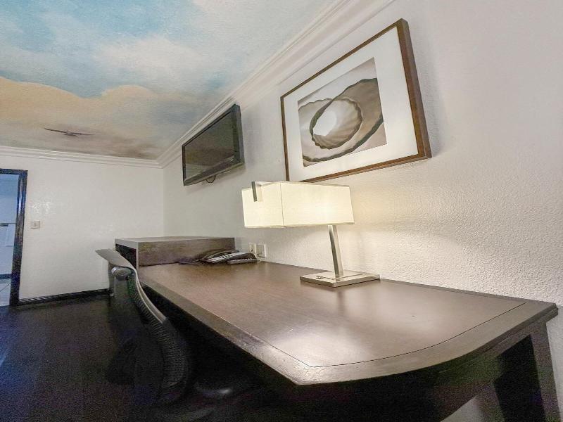 Super 7 Motel image