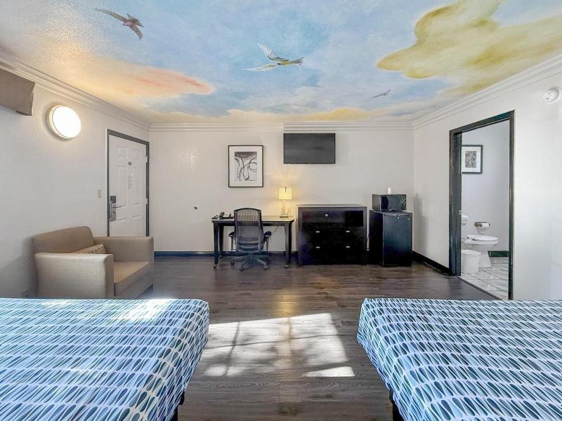 Super 7 Motel image