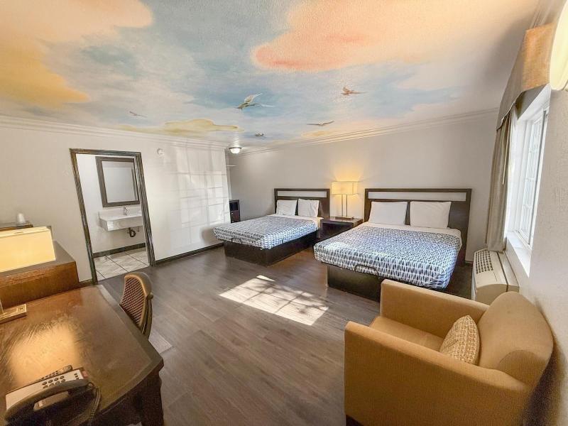 Super 7 Motel image