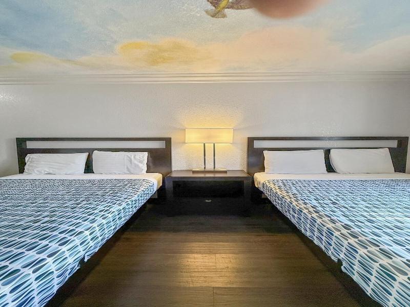 Super 7 Motel image