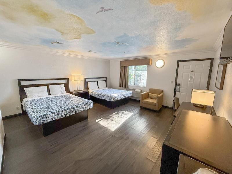 Super 7 Motel image