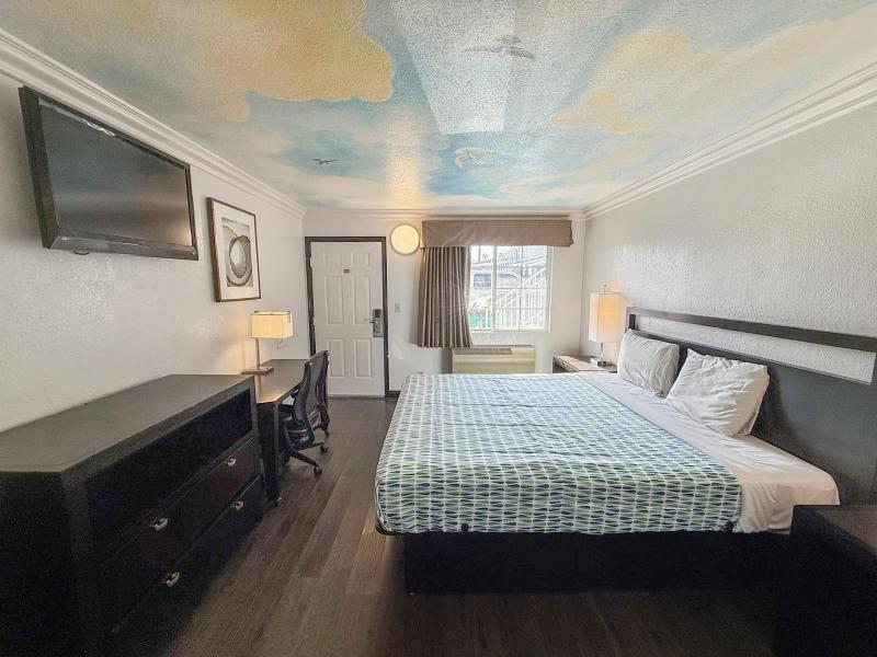 Super 7 Motel image