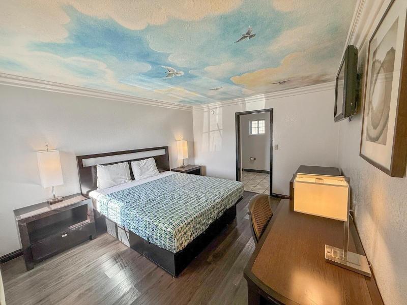 Super 7 Motel image