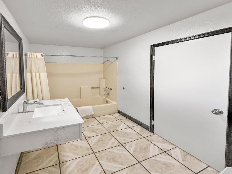 Super 7 Motel image