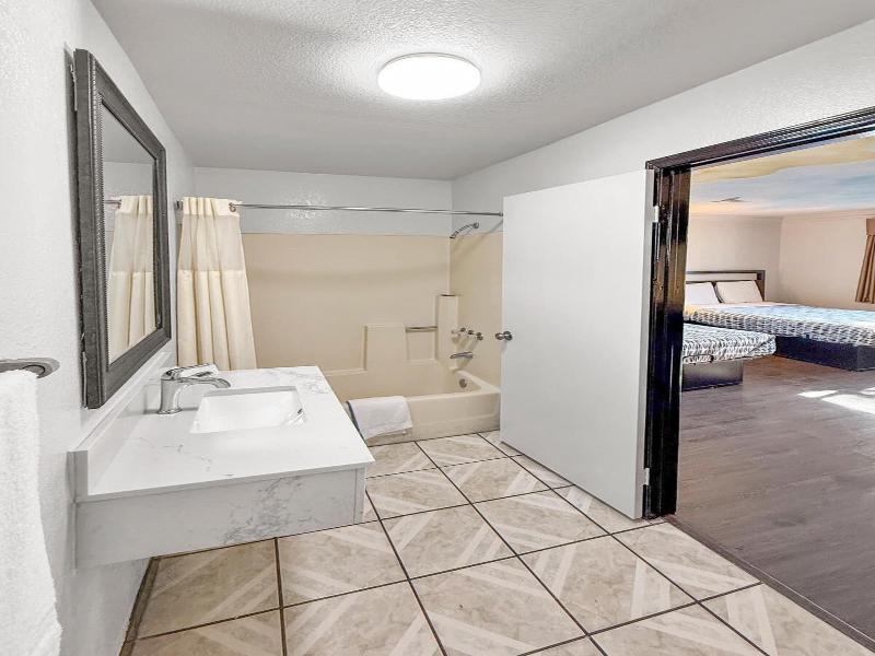Super 7 Motel image
