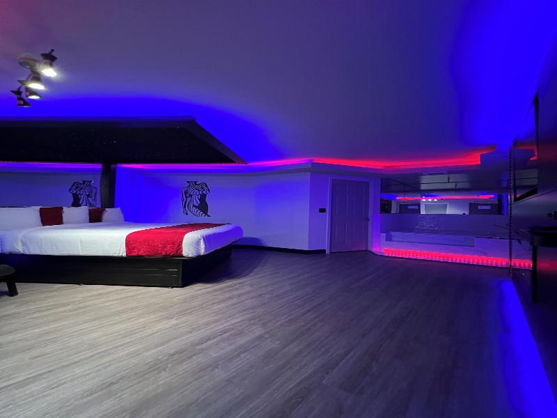 Imperial Suites - Adults Only image