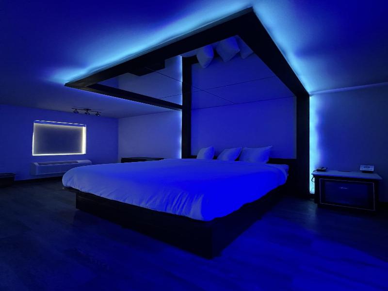Imperial Suites - Adults Only image