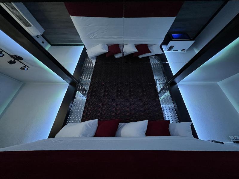 Imperial Suites - Adults Only image