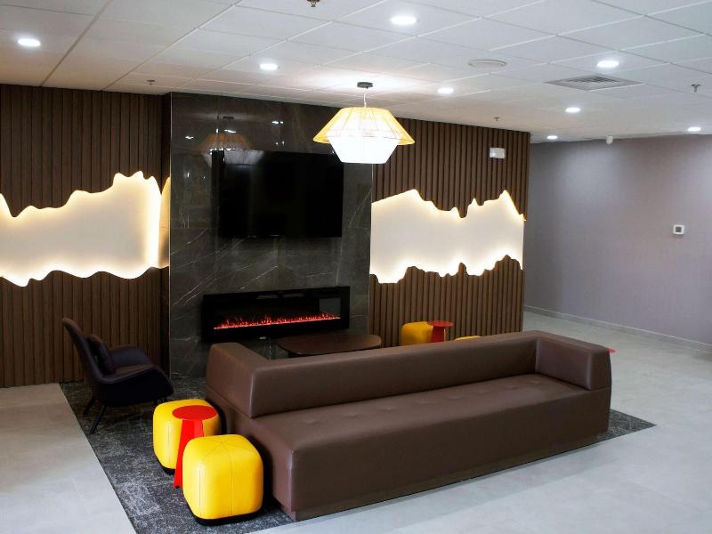 La Quinta Inn & Suites By Wyndham Memphis East image