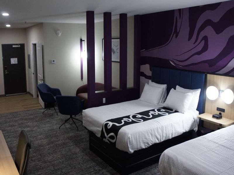 La Quinta Inn & Suites By Wyndham Memphis East image