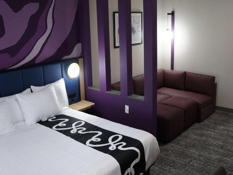 La Quinta Inn & Suites By Wyndham Memphis East image