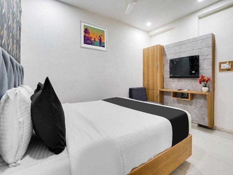 Hotel Green Tree image