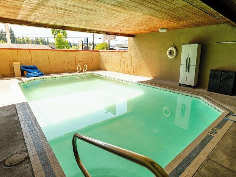 Rose City Inn And Suites — view