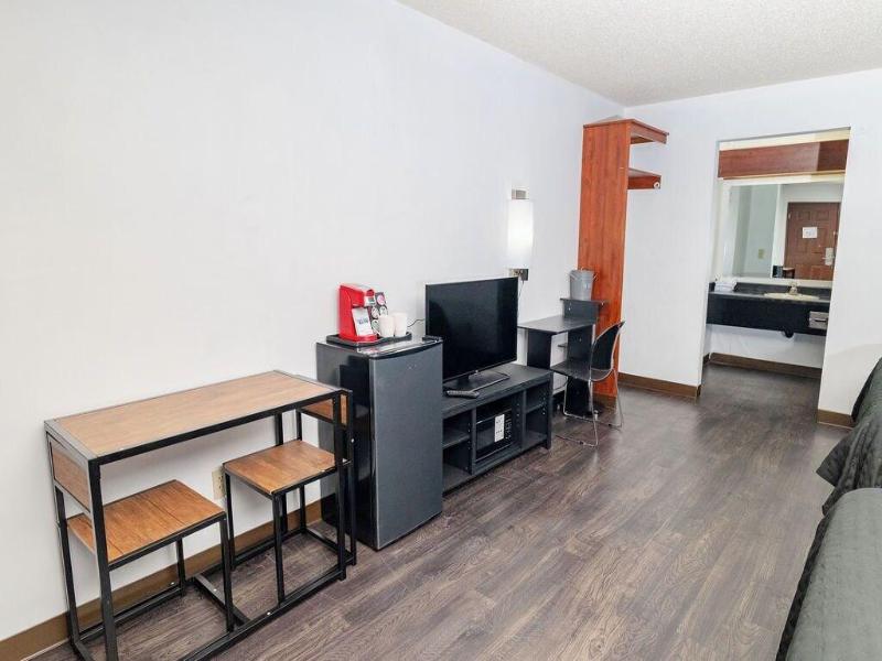 Rose City Inn And Suites image