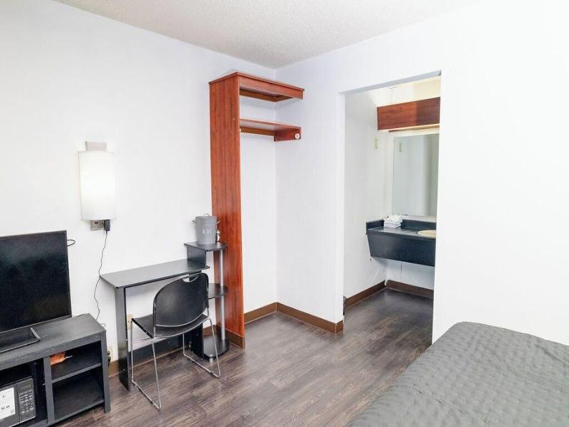 Rose City Inn And Suites image